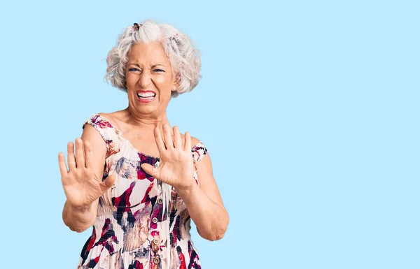 Ältere Grauhaarige Frau Lässiger Kleidung Angewidert Ausdruck Ungehalten Und Ängstlich — Stockfoto