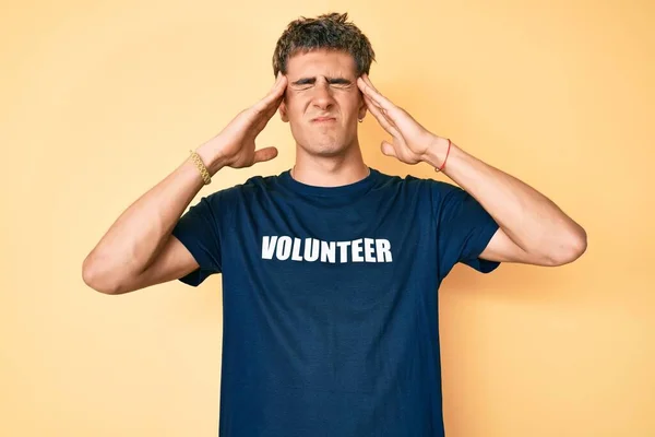 Jovem Bonitão Vestindo Camiseta Voluntária Com Mão Cabeça Dor Cabeça — Fotografia de Stock