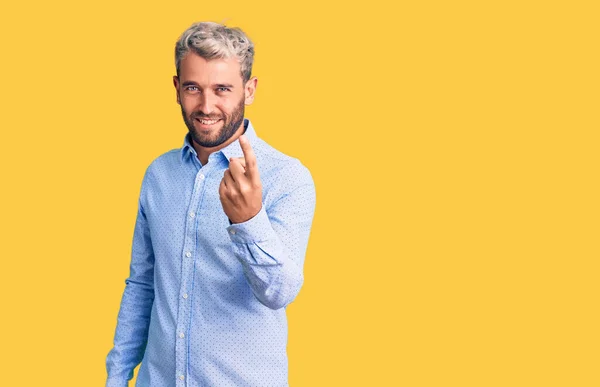 Joven Hombre Rubio Guapo Con Camisa Elegante Haciendo Señas Ven —  Fotos de Stock