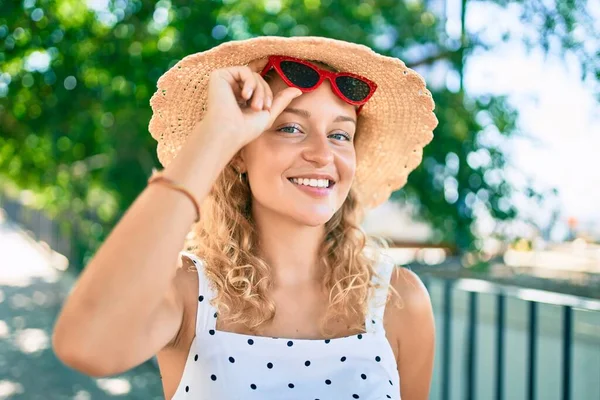 Junge Schöne Kaukasische Frau Mit Blonden Haaren Die Einem Sommertag — Stockfoto