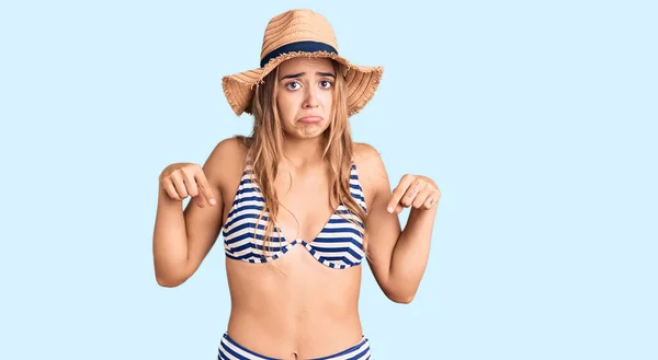 Jonge Mooie Blonde Vrouw Draagt Bikini Hoed Naar Beneden Wijzend — Stockfoto