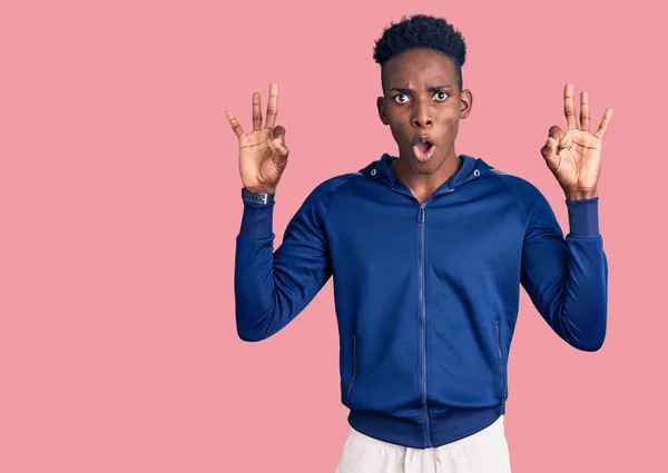 Jovem Afro Americano Vestindo Roupas Esportivas Parecendo Surpreso Chocado Fazendo — Fotografia de Stock