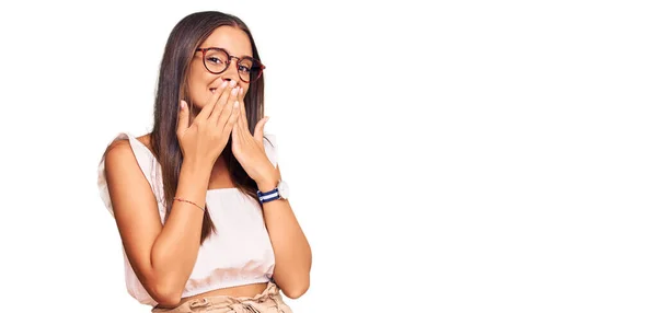 Günlük Kıyafet Gözlük Takan Genç Spanyol Kadın Gülüyor Utanıyor Kıkırdıyor — Stok fotoğraf