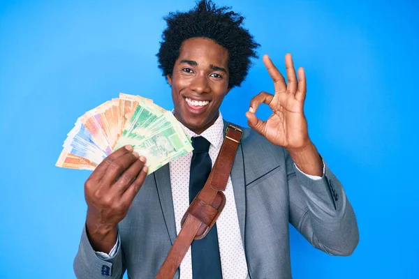 Bonito Homem Afro Americano Com Cabelo Afro Segurando Notas Rand — Fotografia de Stock