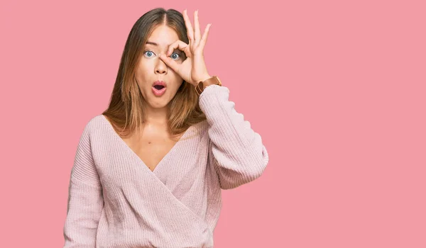 Bella Donna Bionda Che Indossa Maglione Rosa Invernale Casual Facendo — Foto Stock