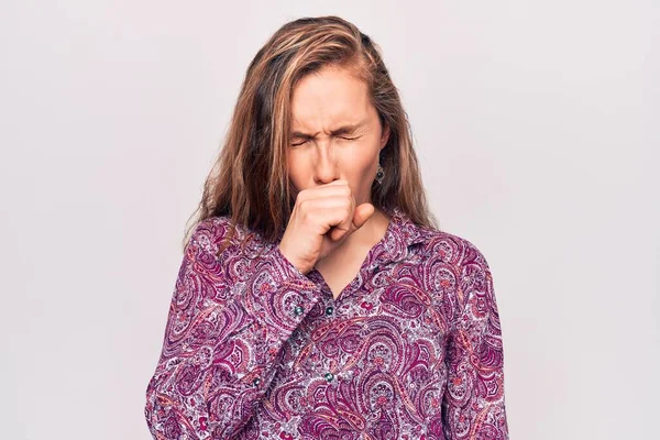 Boho Tişörtü Giyen Genç Güzel Bir Kadın Soğuk Algınlığı Bronşitin — Stok fotoğraf