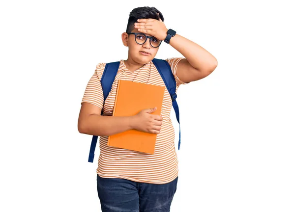 Mały Chłopiec Noszący Studencki Plecak Trzymający Książki Zestresowany Sfrustrowany Ręką — Zdjęcie stockowe
