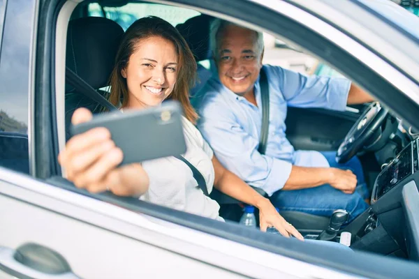 Medelålders Par Kär Sitter Inne Bilen Resa Selfie Bild Med — Stockfoto