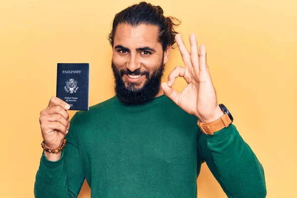 Mladý Arabský Muž Držící Pas Spojených Států Dělá Pořádku Znamení — Stock fotografie