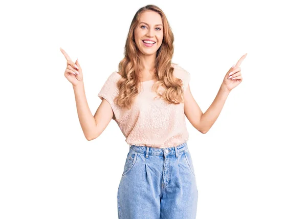 Mulher Branca Bonita Nova Com Cabelo Loiro Vestindo Roupas Casuais — Fotografia de Stock