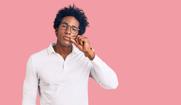 Bonito Homem Afro Americano Com Cabelo Afro Vestindo Roupas Casuais — Fotografia de Stock