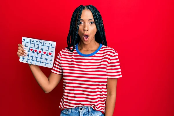 Mooie Latijns Amerikaanse Vrouw Met Hart Kalender Bang Verbaasd Met — Stockfoto