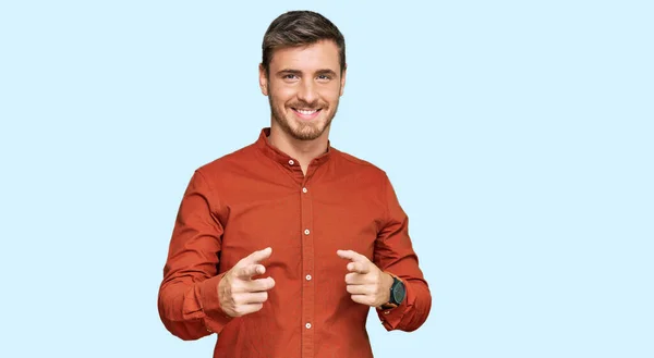 Knappe Blanke Man Die Casual Kleren Draagt Met Wijzende Vingers — Stockfoto