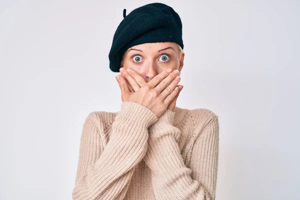 Jonge Blonde Vrouw Draagt Franse Look Met Baret Geschokt Bedekken — Stockfoto