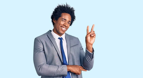 Afro Saçlı Ceketi Giyen Kameraya Gülümseyen Parmaklarıyla Zafer Işareti Yapan — Stok fotoğraf