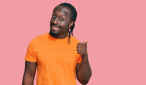 Bonito Jovem Afro Americano Vestindo Roupas Casuais Sorrindo Com Rosto — Fotografia de Stock