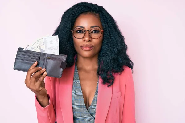 Όμορφη Αφρικανή Γυναίκα Κρατώντας Πορτοφόλι Δολάρια Σκέψης Στάση Και Νηφάλια — Φωτογραφία Αρχείου