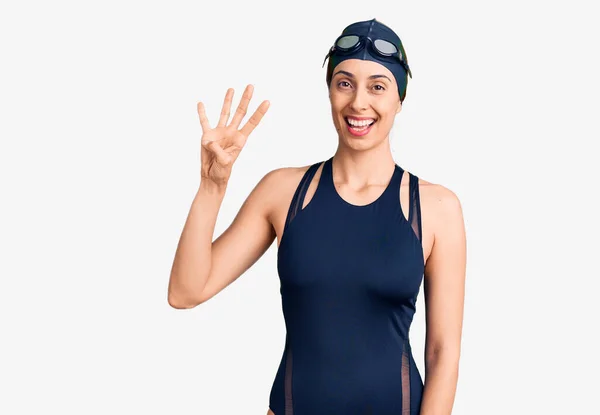 Joven Mujer Hispana Hermosa Usando Trajes Baño Gafas Nadador Mostrando —  Fotos de Stock