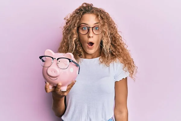 Hermosa Chica Adolescente Caucásica Sosteniendo Alcancía Con Gafas Asustada Sorprendida —  Fotos de Stock