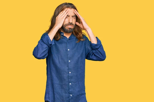 Homem Atraente Com Cabelos Longos Barba Vestindo Roupas Casuais Com — Fotografia de Stock