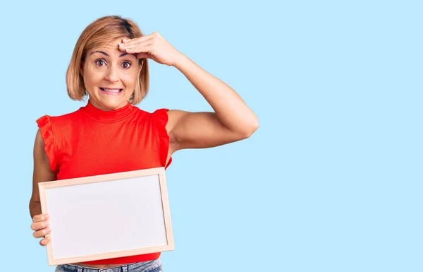 Jeune Femme Blonde Tenant Tableau Blanc Vide Stressé Frustré Avec — Photo