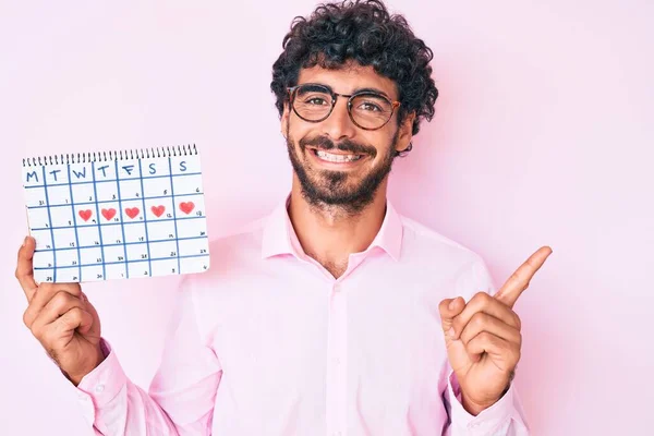 Beau Jeune Homme Aux Cheveux Bouclés Ours Tenant Calendrier Cardiaque — Photo