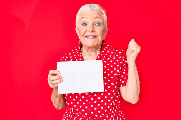 Senior Hermosa Mujer Con Los Ojos Azules Pelo Gris Sosteniendo — Foto de Stock