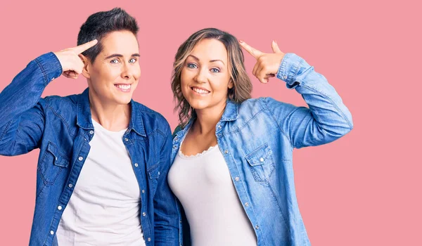 Pareja Mujeres Con Ropa Casual Sonriendo Apuntando Cabeza Con Ambas — Foto de Stock