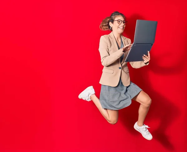 Junge Schöne Blonde Geschäftsfrau Eleganter Kleidung Und Brille Die Glücklich — Stockfoto