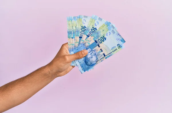 Mano Hispana Sosteniendo 100 Billetes Rands Sudáfrica Sobre Fondo Rosa — Foto de Stock