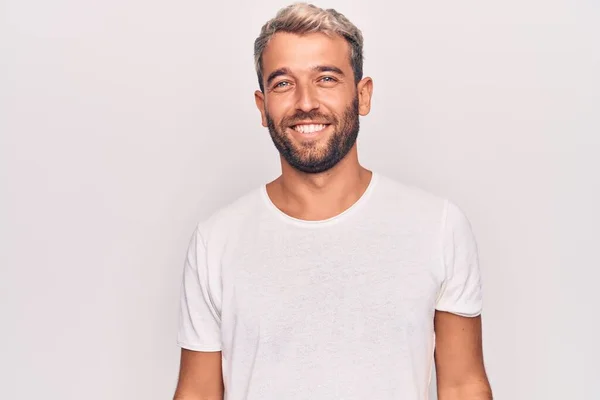 Homem Loiro Bonito Jovem Vestindo Camiseta Casual Sobre Fundo Branco — Fotografia de Stock