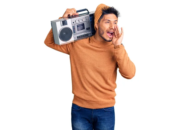 Snygg Latinamerikansk Ung Man Som Håller Boombox Lyssnar Musik Som — Stockfoto