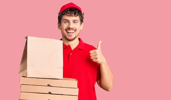 Młody Przystojny Mężczyzna Kręconymi Włosami Trzyma Pudełko Pizzą Uśmiechając Się — Zdjęcie stockowe