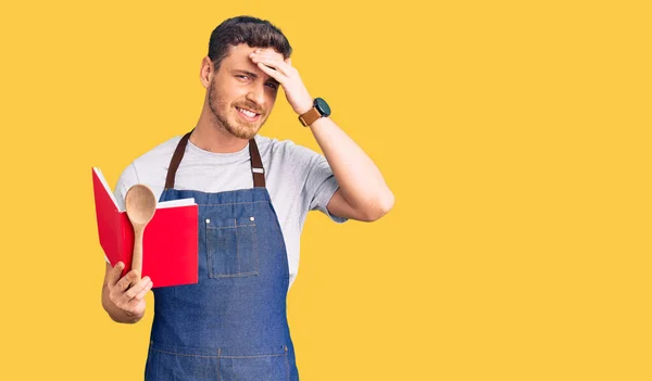 Guapo Joven Con Oso Vistiendo Delantal Panadero Profesional Leyendo Libro — Foto de Stock