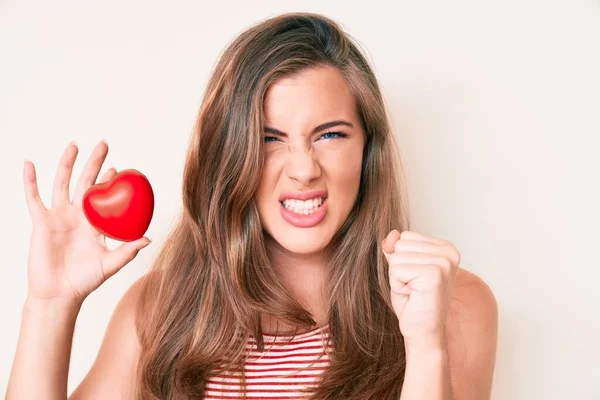 Belle Jeune Femme Caucasienne Tenant Cœur Agacé Frustré Criant Colère — Photo