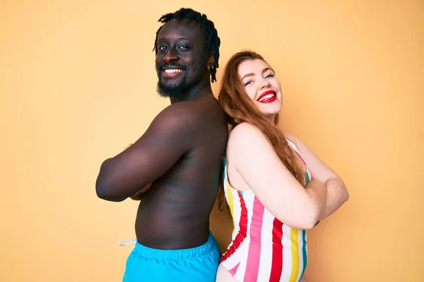 Couple Interracial Portant Des Maillots Bain Heureux Visage Souriant Avec — Photo