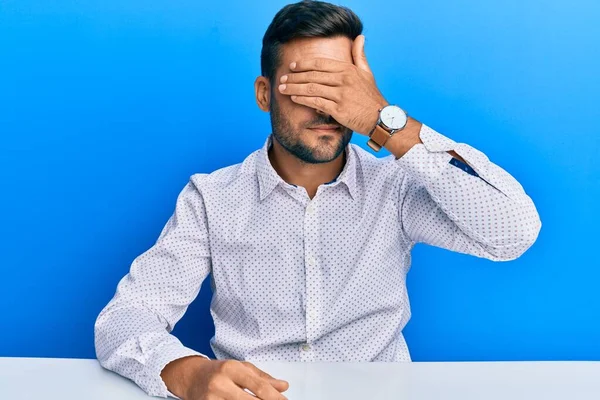 Knappe Spaanse Man Met Zakelijke Kleren Tafel Ogen Bedekkend Met — Stockfoto