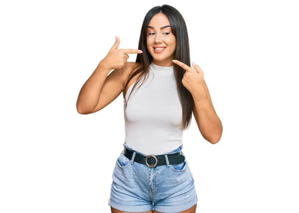 Junge Schöne Hispanische Mädchen Lässiger Kleidung Lächelt Fröhlich Und Zeigt — Stockfoto