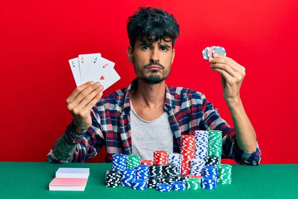Jovem Hispânico Jogando Cartas Poker Fichas Casino Deprimido Preocupar Com — Fotografia de Stock