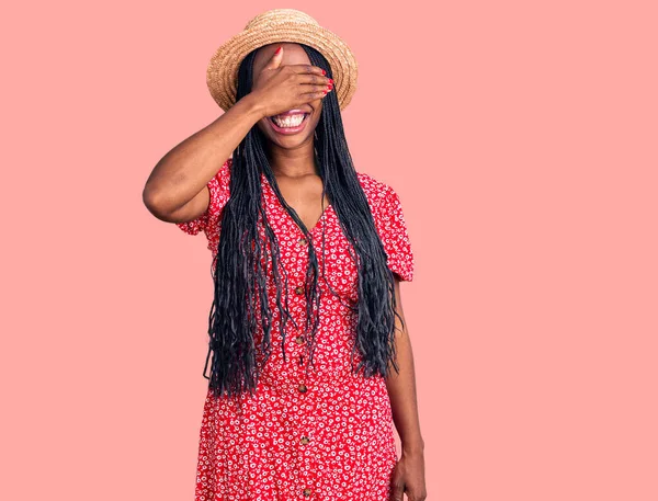 Genç Afro Amerikan Kadın Yaz Şapkası Takıyor Gülümsüyor Elleri Yüzünde — Stok fotoğraf