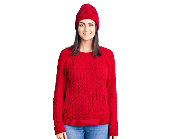 스웨터 모자를 행복하고 미소를 아름다운 소녀가 운좋은 — 스톡 사진