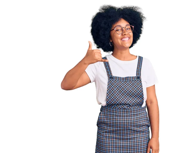 Νεαρή Αφροαμερικανή Που Φοράει Καθημερινά Ρούχα Χαμογελώντας Κάνοντας Τηλεφωνική Χειρονομία — Φωτογραφία Αρχείου