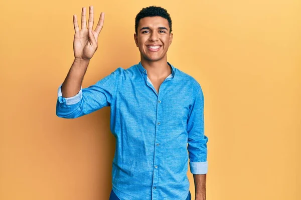 Молодий Арабський Чоловік Повсякденному Одязі Показуючи Вказуючи Пальцями Номер Чотири — стокове фото