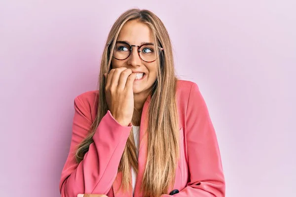Ung Blond Kvinna Bär Business Stil Och Glasögon Ser Stressad — Stockfoto