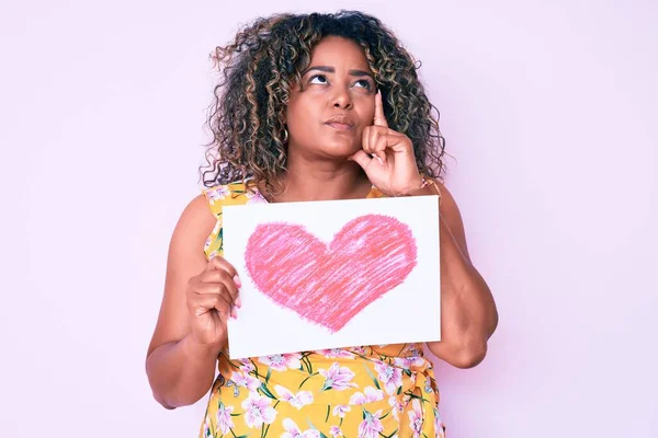 Jovem Afro Americana Size Mulher Segurando Papel Forma Coração Rosto — Fotografia de Stock