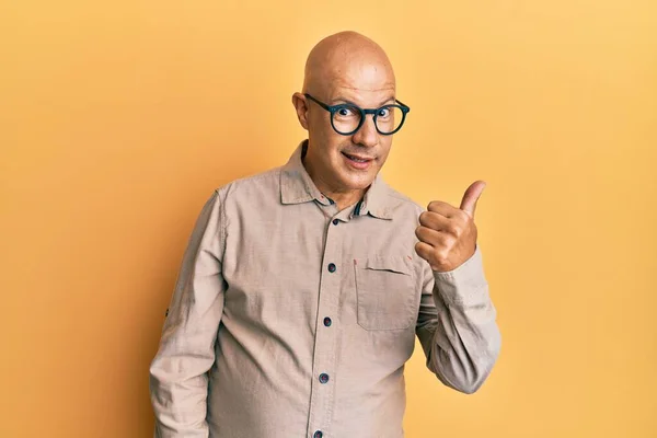 Orta Yaşlı Kel Bir Adam Günlük Kıyafetler Gözlük Takıyor Gülümsüyor — Stok fotoğraf