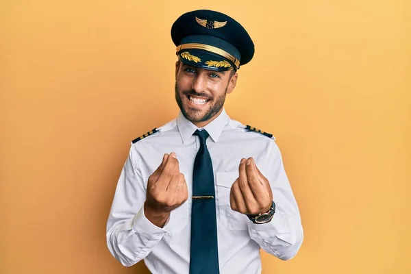 Snygg Latinamerikansk Man Flygplansuniform Som Gör Pengagestation Med Händerna Ber — Stockfoto