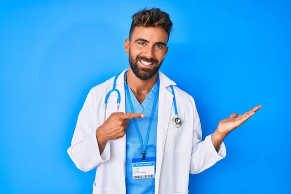 Młody Latynos Mundurze Lekarza Stetoskopie Zdumiony Uśmiechnięty Aparatu Prezentujący Się — Zdjęcie stockowe