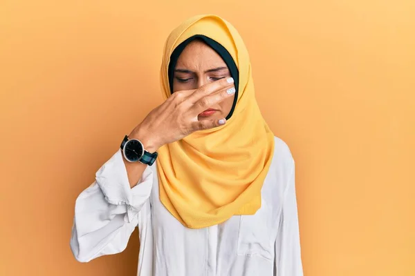 Junge Brünette Araberin Mit Traditionellem Islamischen Hijab Schal Die Etwas — Stockfoto