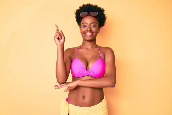 Genç Afro Amerikan Kadın Bikini Giyiyor Yüzünde Kocaman Bir Gülümseme — Stok fotoğraf